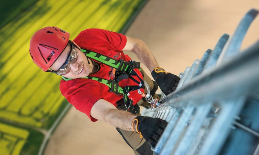 "Instalación del sistema de riel vertical en torre metálica" "Carro deslizante para protección anticaídas en escaleras" "Sistema de riel en estructura industrial con acceso vertical"