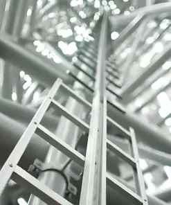 "Instalación del sistema de riel vertical en torre metálica" "Carro deslizante para protección anticaídas en escaleras" "Sistema de riel en estructura industrial con acceso vertical"