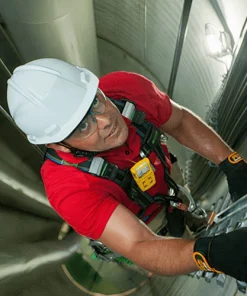 "Instalación del sistema de riel vertical en torre metálica" "Carro deslizante para protección anticaídas en escaleras" "Sistema de riel en estructura industrial con acceso vertical"