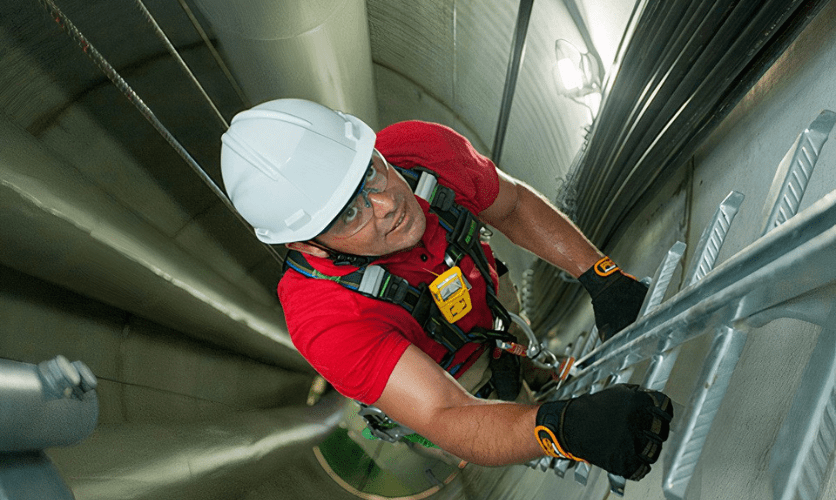 "Instalación del sistema de riel vertical en torre metálica" "Carro deslizante para protección anticaídas en escaleras" "Sistema de riel en estructura industrial con acceso vertical"